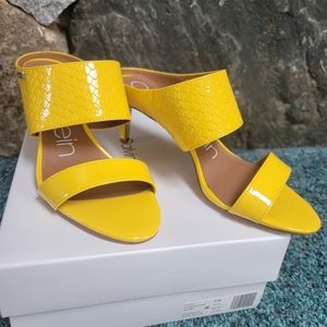 Womens size 8 Calvin Klein low heel.